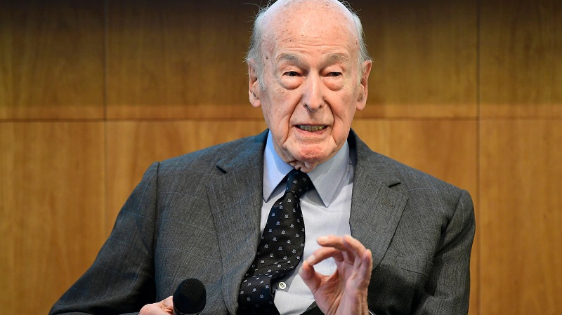 Valéry Giscard d’Estaing inhumé « dans la plus stricte intimité » (photos)
